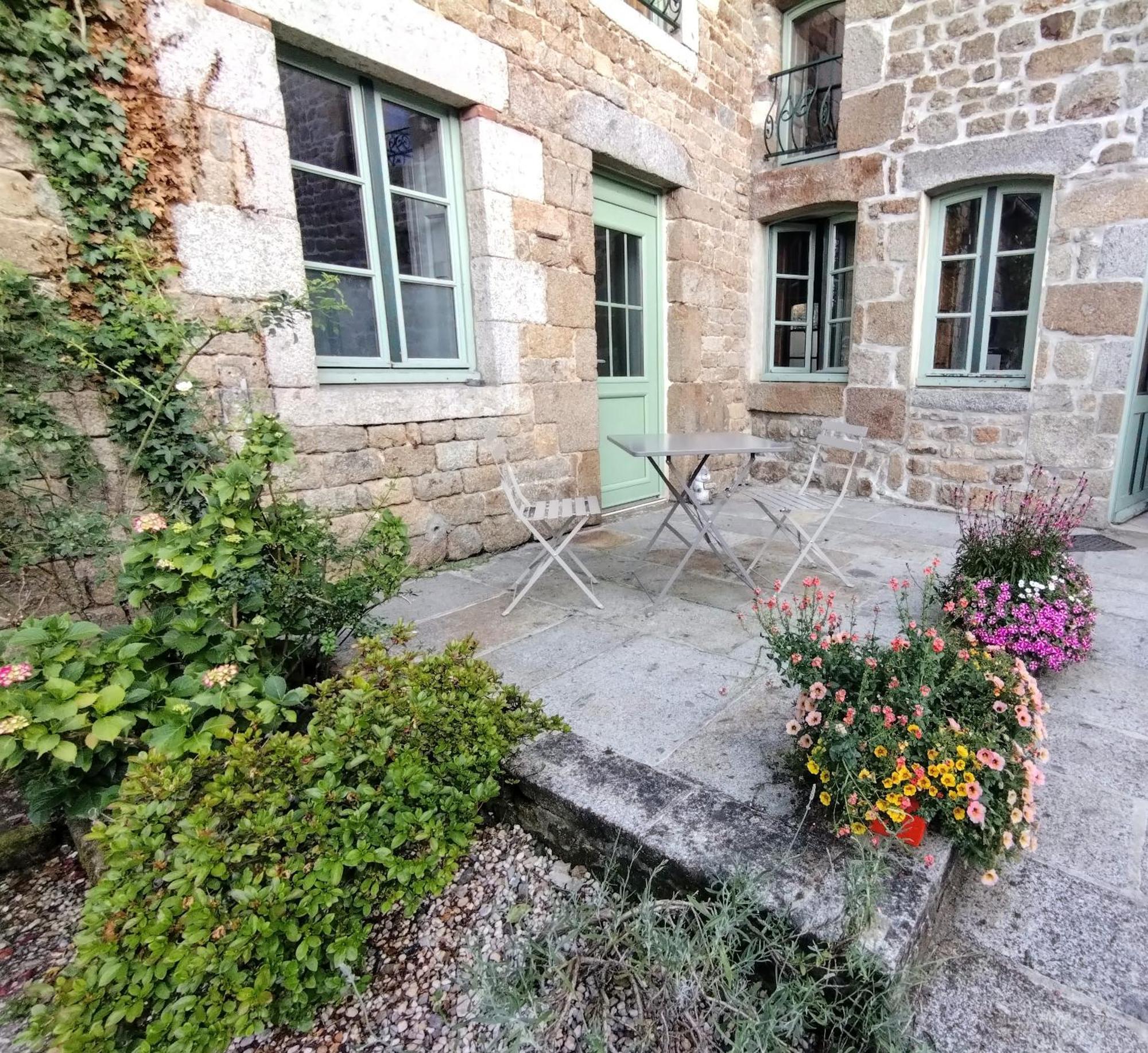 Le Cheval Blanc Hotel Carrouges Exterior photo